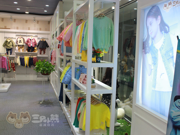 三只小熊欧美童装店铺展示