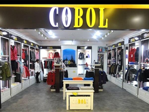 可贝鲁时尚童装店铺展示