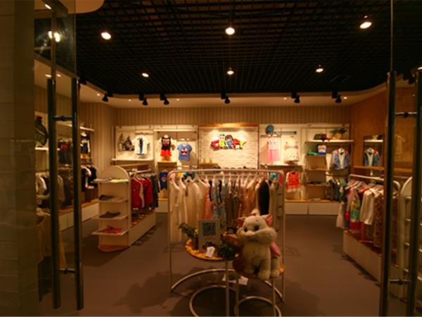 俏比儿童站时尚童装店铺展示