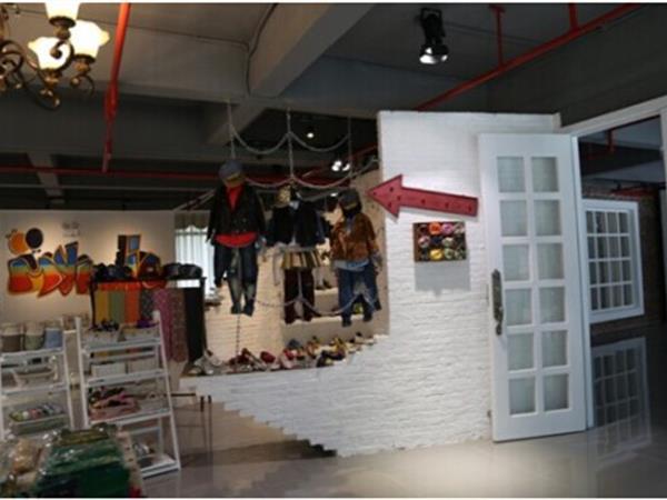 唛可米儿时尚童装店铺展示