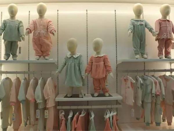 卡比一木婴童装店铺展示