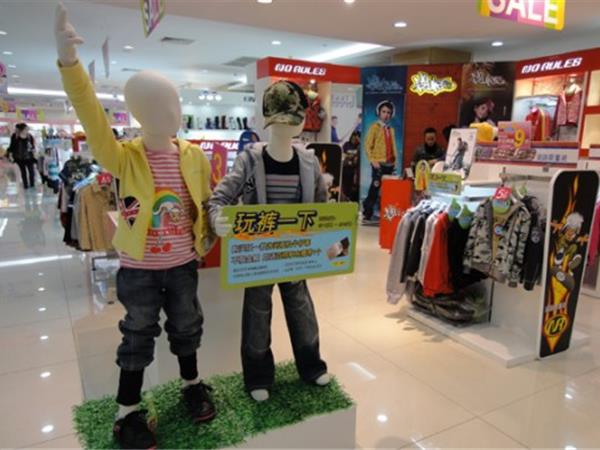 诺路斯时尚童装店铺展示
