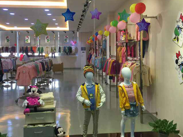 萨米奇时尚童装店铺展示