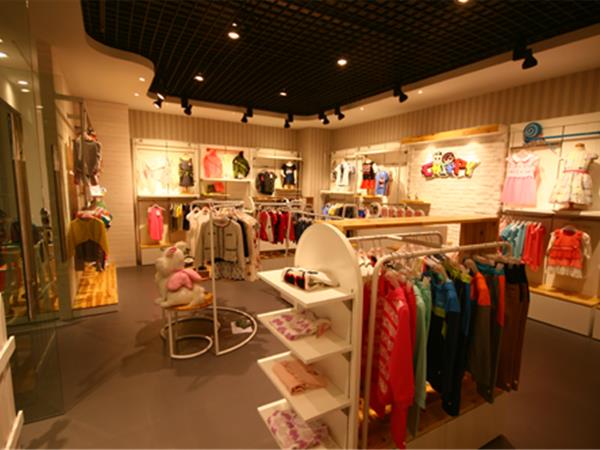 俏比儿童站时尚童装店铺展示