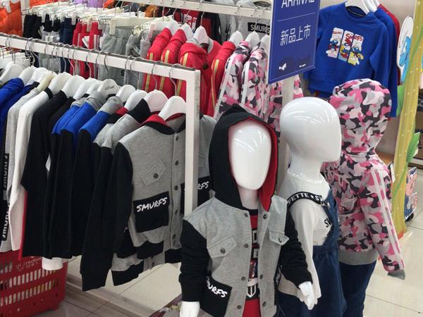 蓝精灵婴童装店铺展示