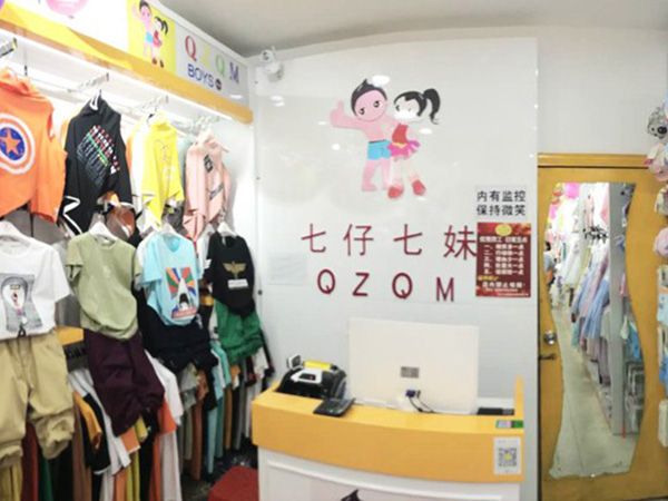 七仔七妹时尚童装店铺展示