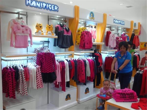 小虎憨尼时尚童装店铺展示