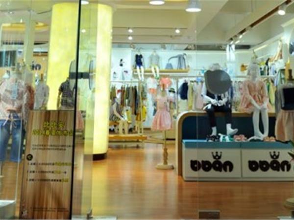 比比安时尚童装店铺展示