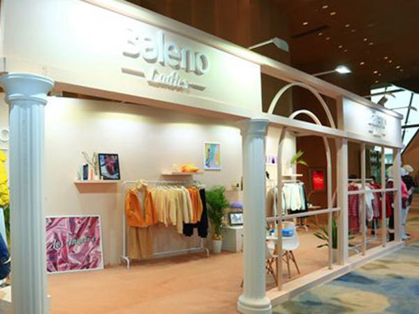 班尼路时尚童装店铺展示