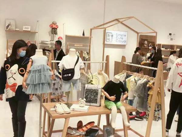 朴与素时尚童装店铺展示