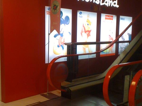 Toonsland时尚童装店铺展示