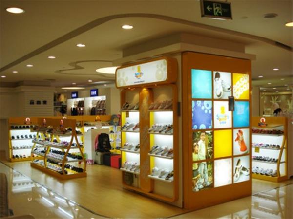 四季熊童鞋时尚童装店铺展示