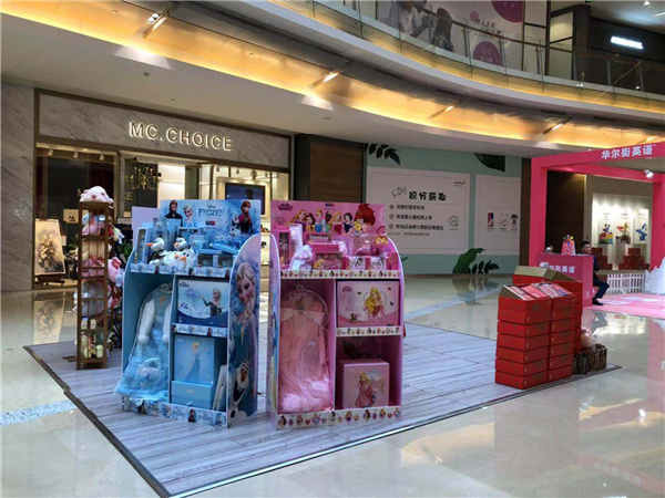 梦幻派对时尚童装店铺展示