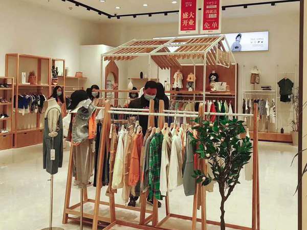 朴与素时尚童装店铺展示