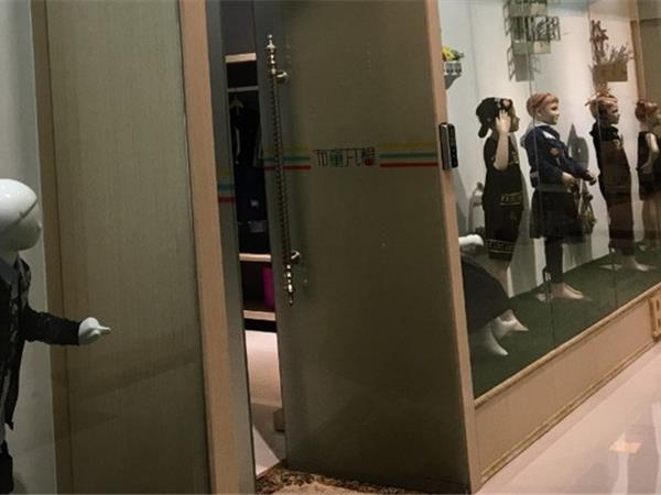 布童凡想时尚童装店铺展示
