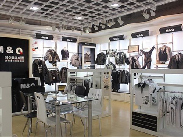 麦秋时尚童装店铺展示