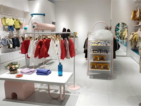 Branca时尚童装店铺展示