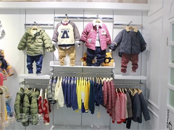 三只小熊欧美童装店铺展示