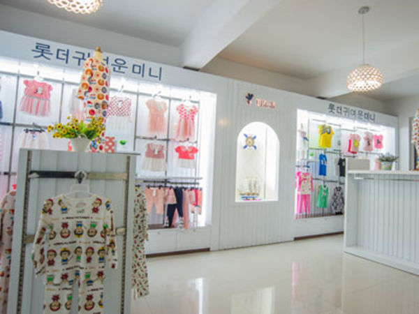 可乐米时尚童装店铺展示