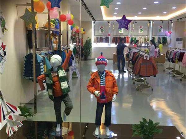 萨米奇时尚童装店铺展示