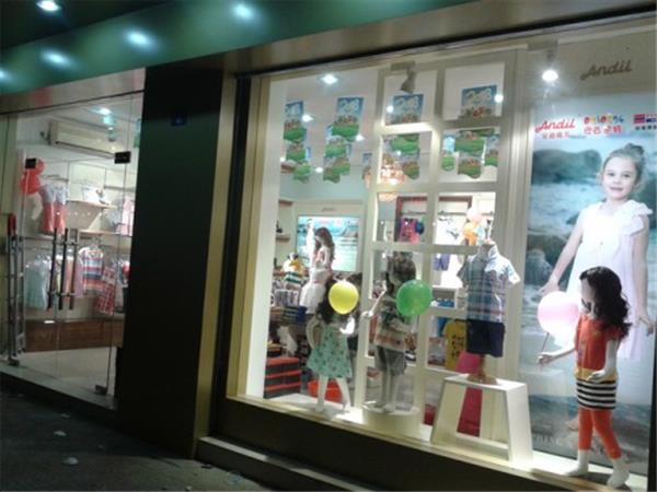 安迪鹿儿婴童装店铺展示