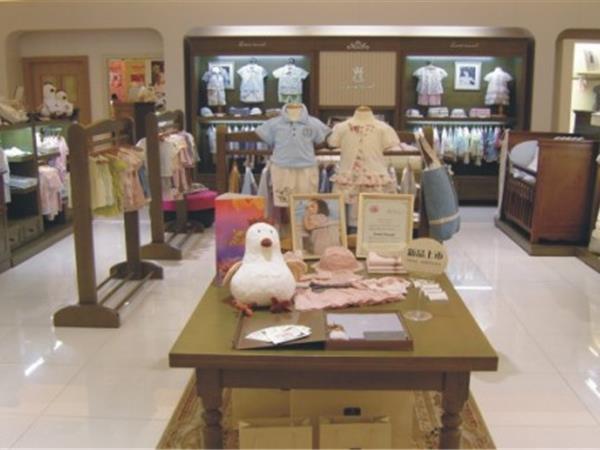 路易迪高时尚童装店铺展示