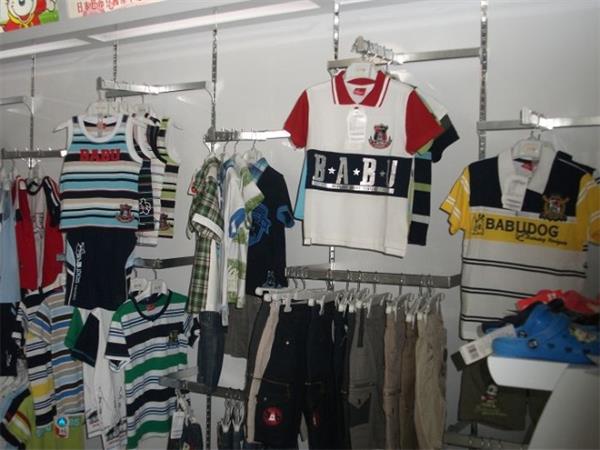 巴布狗时尚童装店铺展示