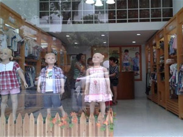 三童行时尚童装店铺展示