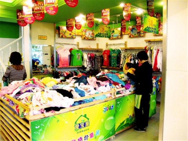 爱宝屋时尚童装店铺展示