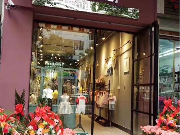 艾克米迪青少年装店铺展示