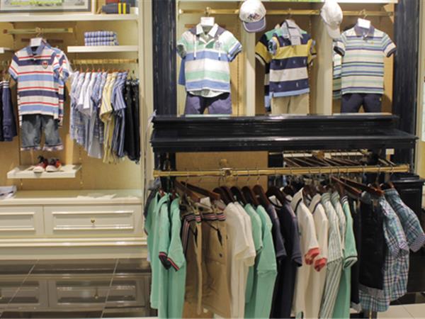 依恋青少年装店铺展示