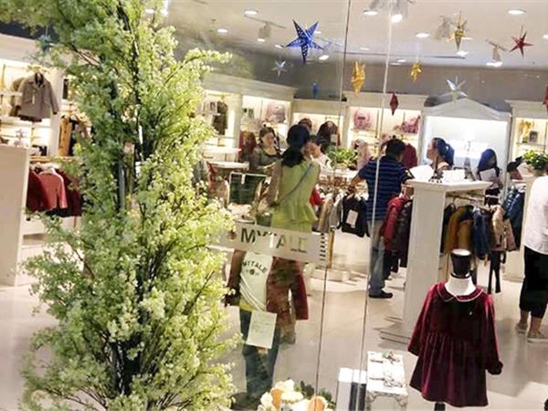 童话故事时尚童装店铺展示