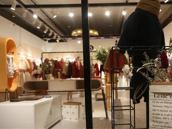 爱西西时尚童装店铺展示