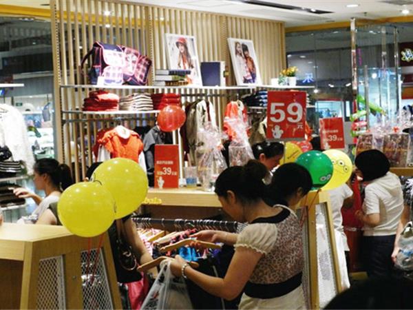 魔法童话时尚童装店铺展示