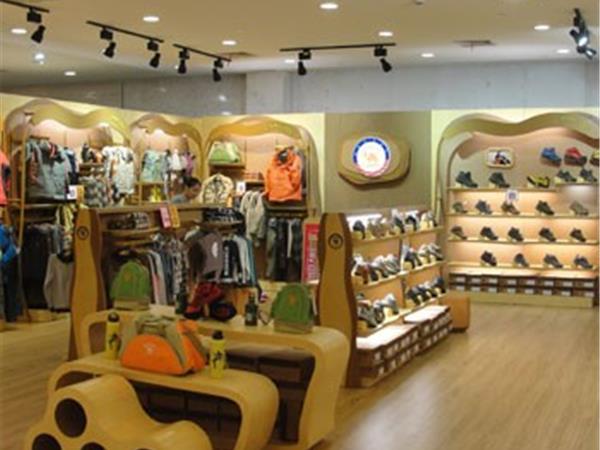 小骆驼时尚童装店铺展示