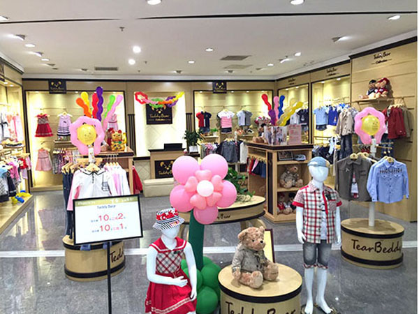 泰迪熊时尚童装店铺展示
