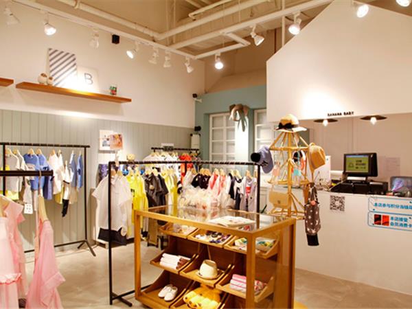 香蕉宝贝时尚童装店铺展示