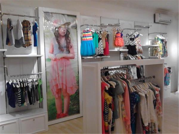俄梅戛青少年装店铺展示