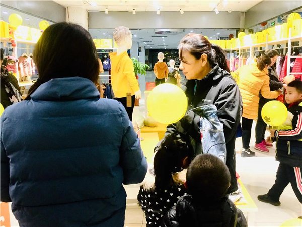 喵哒时尚童装店铺展示