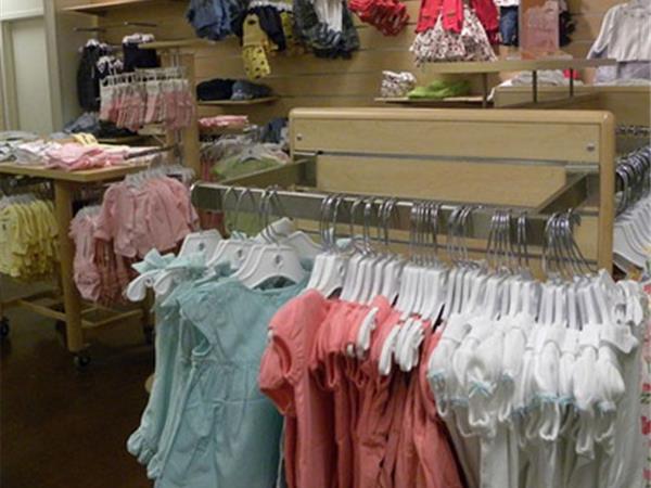 花鱼童话时尚童装店铺展示