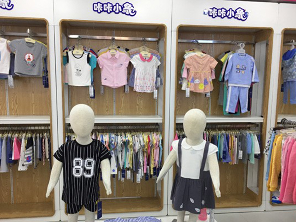 咔咔小象时尚童装店铺展示