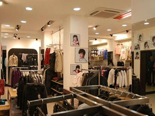 鎏恒色婴童装店铺展示