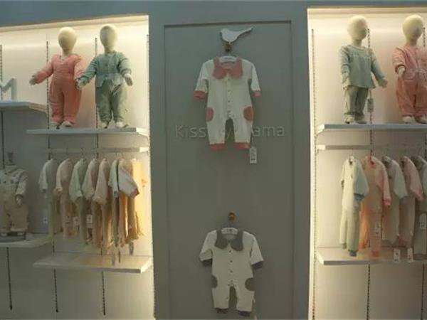 卡比一木婴童装店铺展示