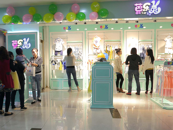 芭乐兔时尚童装店铺展示