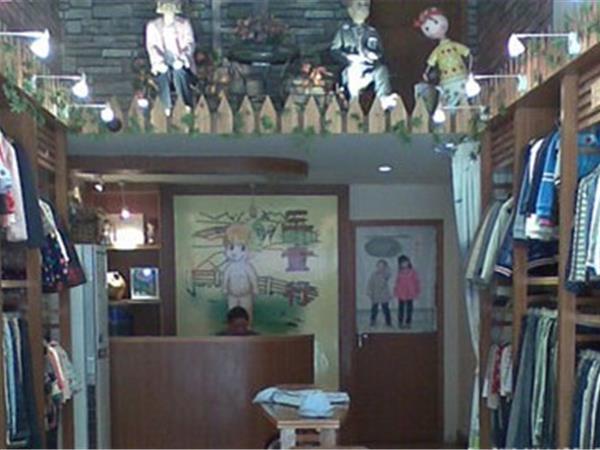 三童行时尚童装店铺展示