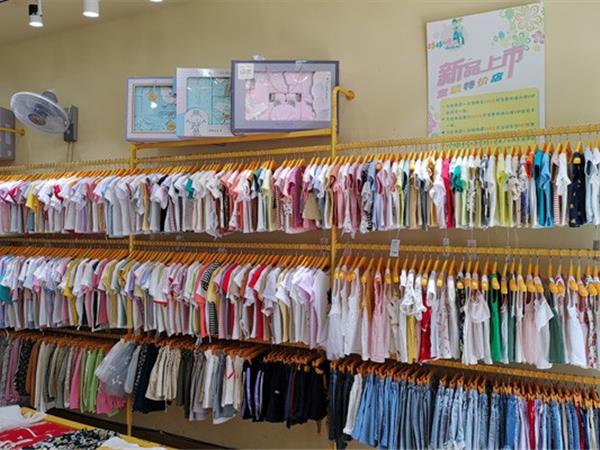 淘衣城堡时尚童装店铺展示