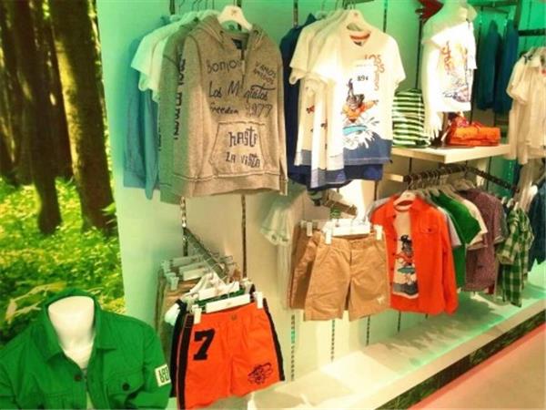 莫多多时尚童装店铺展示
