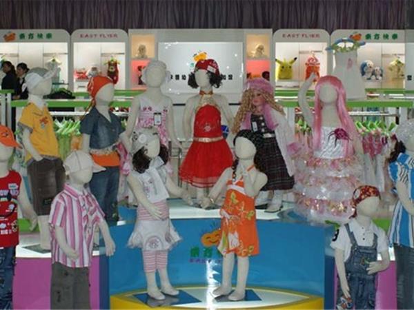 东方快车时尚童装店铺展示