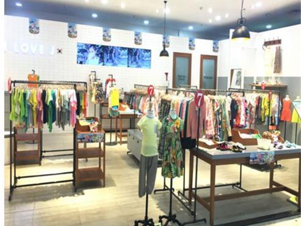 唯心至爱时尚童装店铺展示