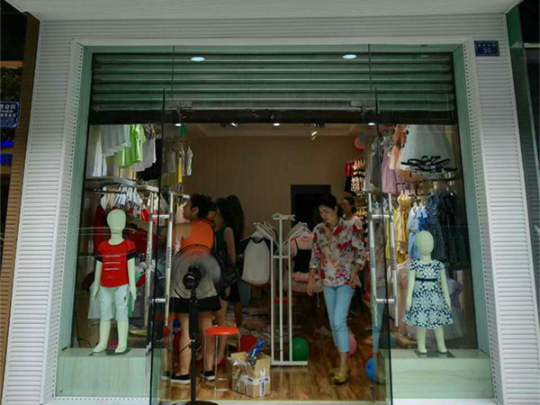 可爱贝比时尚童装店铺展示